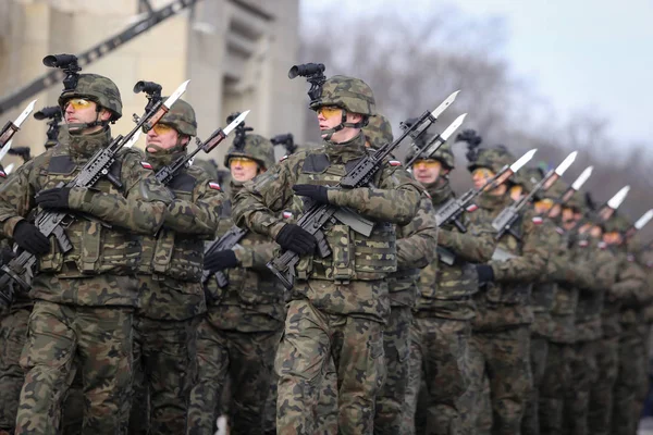 罗马尼亚布加勒斯特 2018年12月1日 波兰士兵戴着头盔 手持贝丽尔突击步枪 全息瞄准 垂直前进 在罗马尼亚国庆阅兵式上 — 图库照片