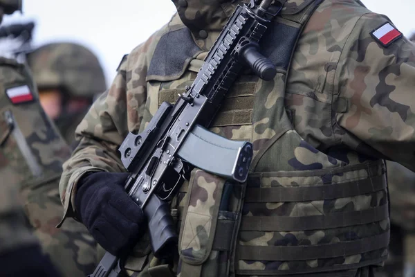 Bukareszt Rumunia Grudnia 2018 Polskich Żołnierzy Kamer Kaski Uzbrojeni Karabiny — Zdjęcie stockowe