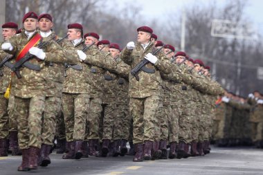Bucharest, Romanya - 1 Aralık 2018: Romanya ordusu askerlerinin, Ak-47 saldırı tüfeği ile silahlı Romanya Milli günü askeri geçit töreninde katılmak.