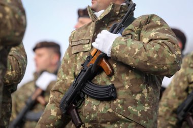 Bucharest, Romanya - 1 Aralık 2018: Romanya ordusu askerlerinin, Ak-47 saldırı tüfeği ile silahlı Romanya Milli günü askeri geçit töreninde katılmak.