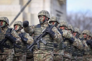 Bucharest, Romanya - 1 Aralık 2018: Romanya özel kuvvetler asker, M4a1 5.56 mm Nato saldırı tüfeği holografik görme, Romanya Milli günü askeri geçit töreninde take parçası ile silahlı.