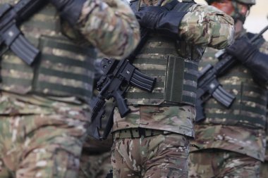 Bucharest, Romanya - 1 Aralık 2018: Romanya özel kuvvetler asker, M4a1 5.56 mm Nato saldırı tüfeği holografik görme, Romanya Milli günü askeri geçit töreninde take parçası ile silahlı.