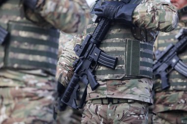 Bucharest, Romanya - 1 Aralık 2018: Romanya özel kuvvetler asker, M4a1 5.56 mm Nato saldırı tüfeği holografik görme, Romanya Milli günü askeri geçit töreninde take parçası ile silahlı.