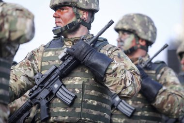 Bucharest, Romanya - 1 Aralık 2018: Romanya özel kuvvetler asker, M4a1 5.56 mm Nato saldırı tüfeği holografik görme, Romanya Milli günü askeri geçit töreninde take parçası ile silahlı.