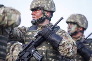 Bucharest, Romanya - 1 Aralık 2018: Romanya özel kuvvetler asker, M4a1 5.56 mm Nato saldırı tüfeği holografik görme, Romanya Milli günü askeri geçit töreninde take parçası ile silahlı.