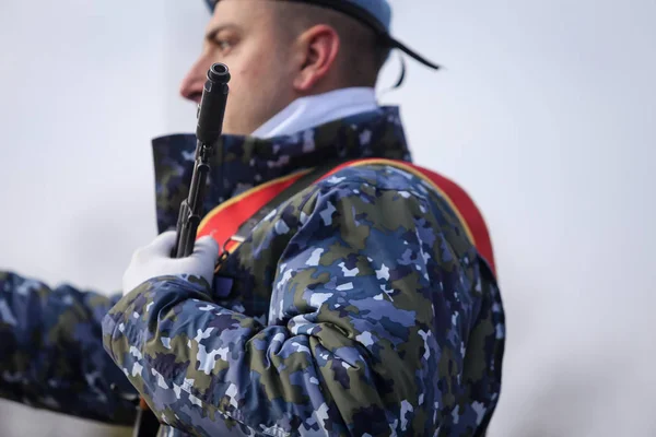 罗马尼亚布加勒斯特 2018年12月1日 罗马尼亚军队士兵手持 突击步枪参加罗马尼亚国庆阅兵式 — 图库照片