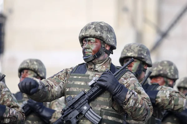 罗马尼亚布加勒斯特 2018年12月1日 罗马尼亚特种部队士兵手持 M4A1 毫米北约突击步枪与全息视觉 参加罗马尼亚国庆阅兵式 — 图库照片
