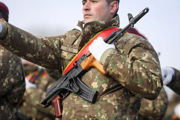 Бухарест Румунія Грудня 2018 Румунської Армії Солдатів Озброєні Автоматами Беруть — стокове фото