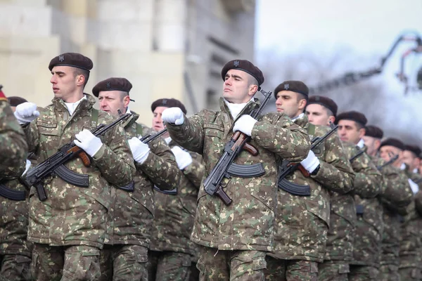 Bucarest Romania Dicembre 2018 Soldati Dell Esercito Rumeno Armati Con — Foto Stock