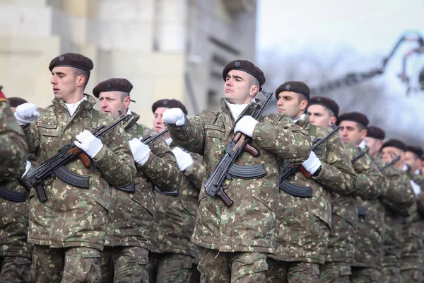 Bucarest Rumania Diciembre 2018 Soldados Del Ejército Rumano Armados Con —  Fotos de Stock