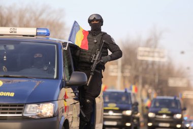 Bucharest, Romanya - 1 Aralık 2018: terörist memurundan Romanya İstihbarat Servisi, ile bir Mp7 Heckler ve Koch hafif makineli tüfek, Romanya Milli günü askeri geçit töreninde silahlı.