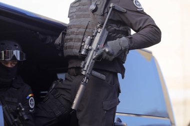 Bucharest, Romanya - 1 Aralık 2018: terörist memurundan Romanya İstihbarat Servisi, ile bir Mp7 Heckler ve Koch hafif makineli tüfek, Romanya Milli günü askeri geçit töreninde silahlı.
