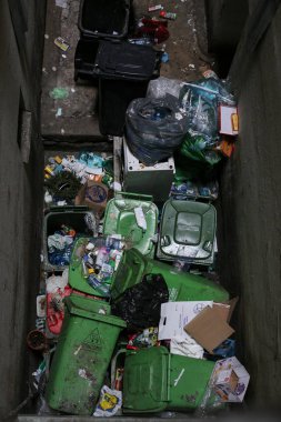 Bucharest, Romanya - 1 Ocak 2019: Tam çöp ve Bükreş'te daireler uzun boylu bir bloktaki çok kirli dumpsters.