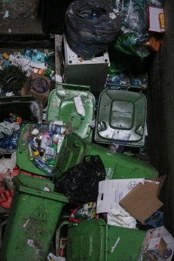 Bucharest, Romanya - 1 Ocak 2019: Tam çöp ve Bükreş'te daireler uzun boylu bir bloktaki çok kirli dumpsters.