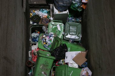 Bucharest, Romanya - 1 Ocak 2019: Tam çöp ve Bükreş'te daireler uzun boylu bir bloktaki çok kirli dumpsters.