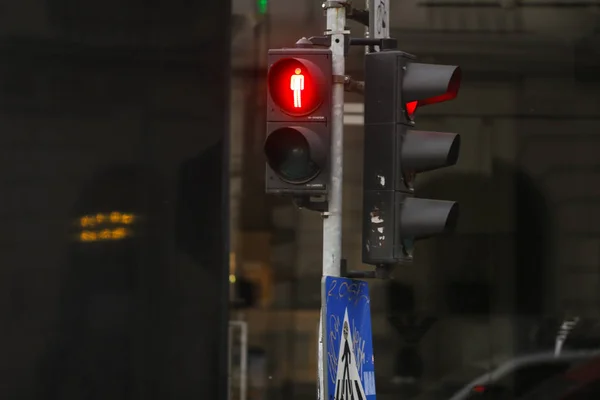 Czerwone Światło Ruchu Pieszych Oraz Kolor Czerwony Dla Samochodów Ulicy — Zdjęcie stockowe