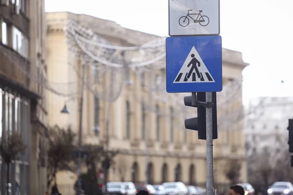 横断歩道と自転車は街で署名します — ストック写真