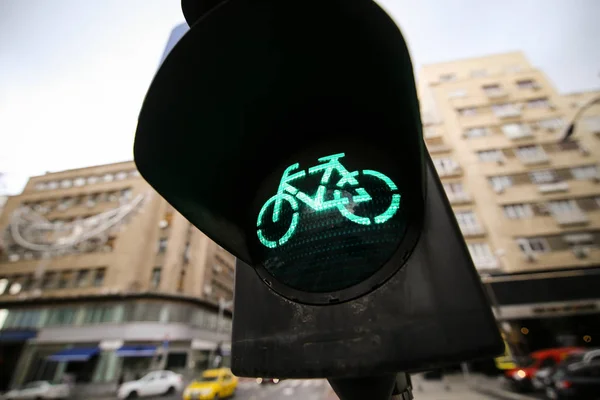 都市通りの横断歩道のバイカーのための緑の信号に署名します — ストック写真