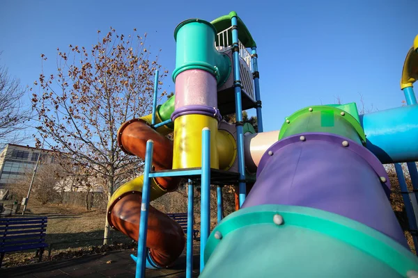 Bunter Kinderspielplatz Einem Park Winter Mit Plastikrutschen Und Anderen Dingen — Stockfoto