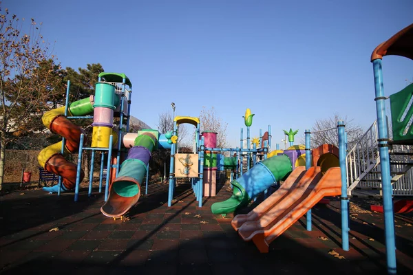 Színes Játszótér Parkban Télen Műanyag Csúszdák Egyéb — Stock Fotó