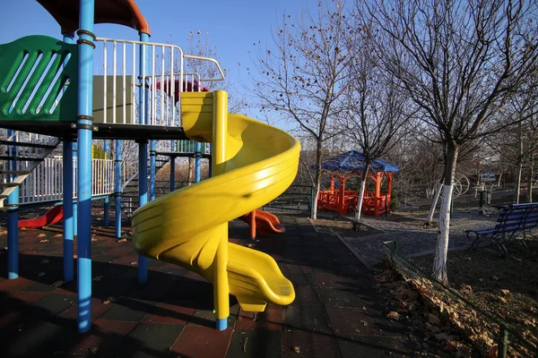 Bunter Kinderspielplatz Einem Park Winter Mit Plastikrutschen Und Anderen Dingen — Stockfoto