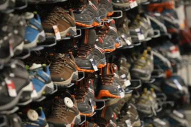 Bucharest, Romanya - 12 Ocak 2019: Quechua marka kış spor ayakkabı Fransız spor ürünler perakendeci dekatlon, Bükreş'te bir raf.