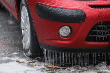 Araba bir dondurucu yağmur fenomen sonra buz kaplı