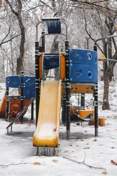Zugefrorener Kinderspielplatz Nach Eisigem Regen — Stockfoto