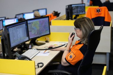 Bucharest, Romanya - Şubat 11, 2019:112 Acil durum numarası işleç (911'i Romen sürüm) bir sıkıntı arayan ile sohbet
