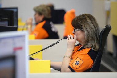 Bucharest, Romanya - Şubat 11, 2019:112 Acil durum numarası işleç (911'i Romen sürüm) bir sıkıntı arayan ile sohbet