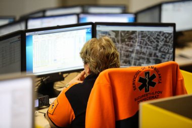 Bucharest, Romanya - Şubat 11, 2019:112 Acil durum numarası işleç (911'i Romen sürüm) bir sıkıntı arayan ile sohbet