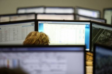 Bucharest, Romanya - Şubat 11, 2019:112 Acil durum numarası işleç (911'i Romen sürüm) bir sıkıntı arayan ile sohbet