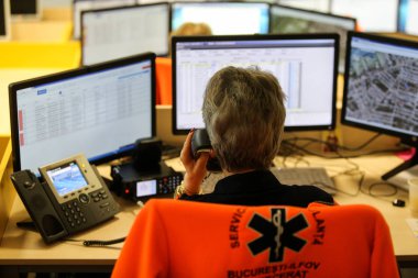 Bucharest, Romanya - Şubat 11, 2019:112 Acil durum numarası işleç (911'i Romen sürüm) bir sıkıntı arayan ile sohbet