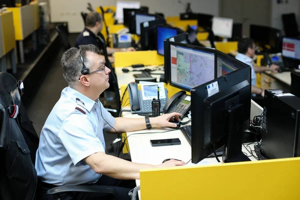 Bucharest, Romanya - Şubat 11, 2019:112 Acil durum numarası işleç (911'i Romen sürüm) bir sıkıntı arayan ile sohbet