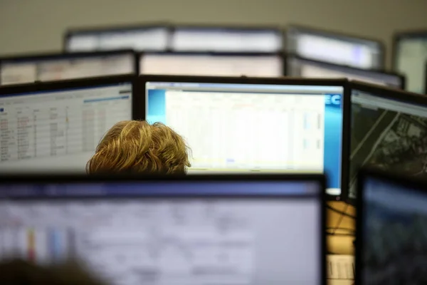 Bucharest, Romanya - Şubat 11, 2019:112 Acil durum numarası işleç (911'i Romen sürüm) bir sıkıntı arayan ile sohbet