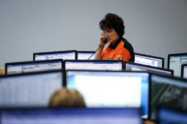 Bucharest, Romanya - Şubat 11, 2019:112 Acil durum numarası işleç (911'i Romen sürüm) bir sıkıntı arayan ile sohbet