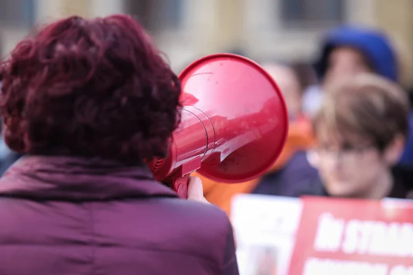 Szczegóły Ręki Megafon Kobietę Podczas Pokojowego Protestu — Zdjęcie stockowe