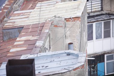 İhmal edilen bir bina paslı metal çatı