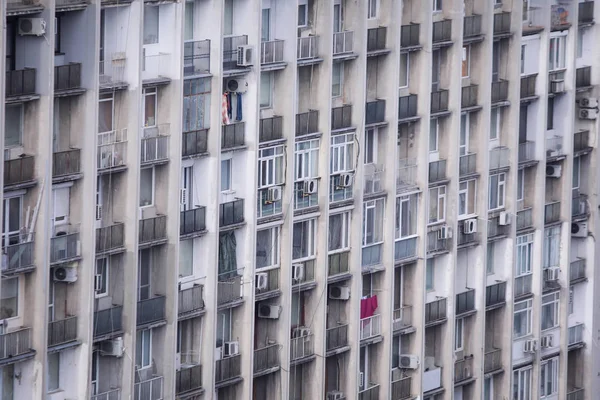 Bloque de pisos de la era comunista habitado, viejo y descuidado —  Fotos de Stock