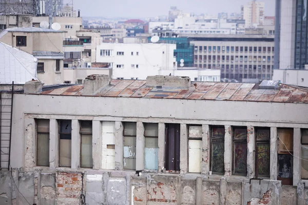 Bâtiment habité, vieux et pourri (presque ruiné) — Photo