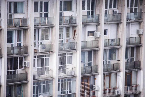 Bloque de pisos de la era comunista habitado, viejo y descuidado —  Fotos de Stock