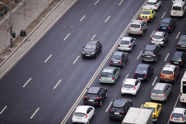 Coches en el tráfico en un bulevar — Foto de Stock