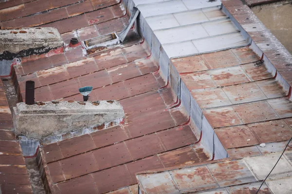 Techo de metal oxidado en un edificio descuidado — Foto de Stock