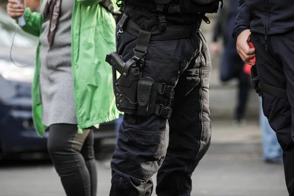 Detalles del kit de seguridad de dos policías antidisturbios —  Fotos de Stock