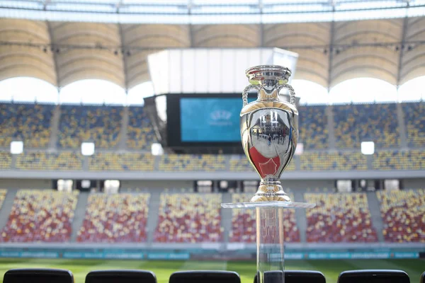 Den ursprungliga Uefa Euro 2020 turnering trophy — Stockfoto