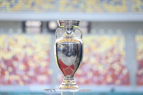 Den ursprungliga Uefa Euro 2020 turnering trophy — Stockfoto
