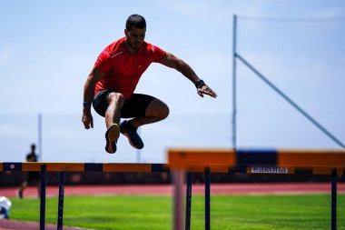 Tenerife, İspanya - 21 Mart 2019: Bir atlet bir engel atlar