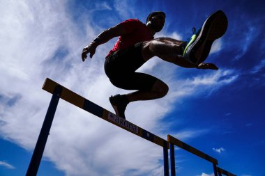 Tenerife, İspanya - 21 Mart 2019: Bir atlet bir engel atlar