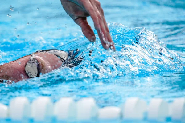 Ayrıntılar bir Olimpiyat swimm Yüzme profesyonel bir sporcu ile — Stok fotoğraf