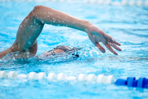Detaljer med en professionell idrottsman som simmar i en olympisk swimm — Stockfoto